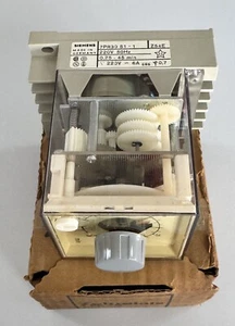 SIEMENS 7PR30 51-1 Analog Timer Relay – 220V AC, 0.25 to 45 Minutes - Picture 1 of 5