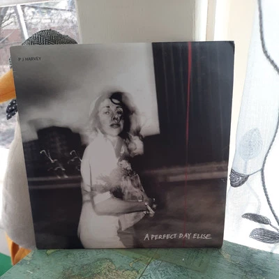 PJ Harvey - A Perfect Day Elise - 7" Vinyl Record - Excellent - Image 1 of 4