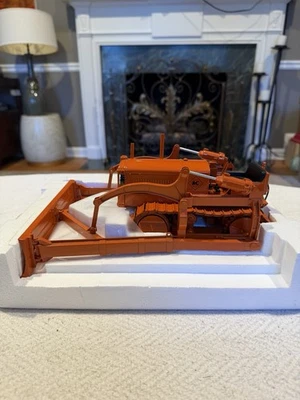 Трактор гусеничный Allis Chalmers модель «K» с лезвием 1:16 оранжевый Stc 211 - Изображение 1 из 4