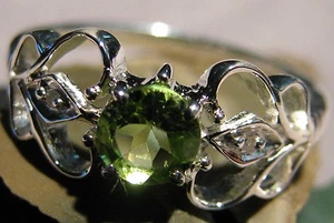 Ladies Solitaire Round Green Peridot Genuine Diamonds Ring 925 Sterling Silver 7 - Picture 1 of 12