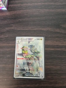 Fraxure 077/064 Pokemon Shrouded Fable Illustration Rare Full Art Holo Near Mint - Picture 1 of 2