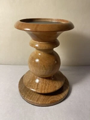 Candelabro pequeño de pilar torneado Pottery Barn Fruit Wood Foto 1 de 4