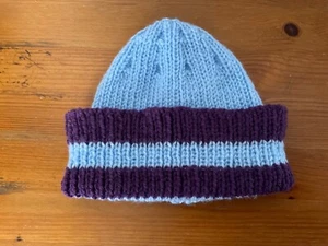 HAND KNITTED KIDS BEANIE HAT - 6 TO 10 YEARS OLD - CLARET AND BLUE - NEW - Picture 1 of 2