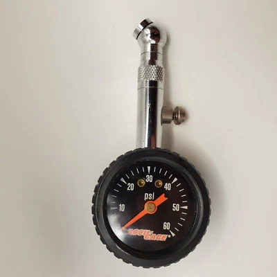 Protector de rueda de goma con medidor de presión de neumáticos Accu-Gage Foto 1 de 4