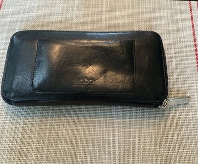 "Cartera HOBO INTERNATIONAL Cuero Negra Acabado Suave Cremallera Alrededor 8x4"" Roja Int. Foto 1 de 4