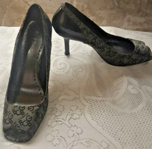 BCBG Stilleto Peep Toe Pumps Women Size 9.5B Black Gray Logo Fabric Patent Shoes - Picture 1 of 10