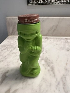 Vintage Domino's Sugar N Cinnamon Shaker Green Plastic FOOTBALL PLAYER Amstar - Picture 1 of 2