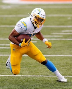 AUSTIN EKELER 8X10 PHOTO LOS ANGELES CHARGERS LA PICTURE NFL FOOTBALL OPEN FIELD - Picture 1 of 1