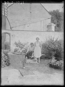 Plaque verre photo ancienne négatif noir et blanc 9x12 cm femme chiens France - Photo 1 sur 2