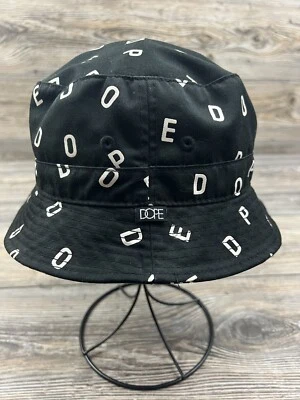 Sombrero de cubo DOPE para hombre talla pequeña/mediana negro con ropa de calle blanca deletreada Foto 1 de 4