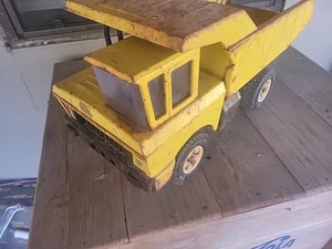 Camión de volteo Tonka Mighty vintage de los años 70 de acero prensado - juguete usado, inclinable de colección - Imagen 1 de 6