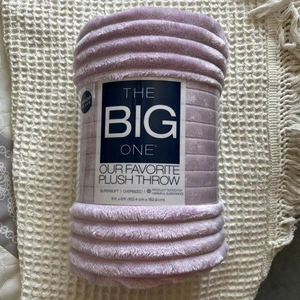 New The Big One Ribbed Lavender Supersoft Plush Throw 5' x 6' - Picture 1 of 4