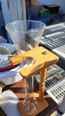 Винтажная половина ярда эльского стекла высотой 18 дюймов с деревянной подставкой - Изображение 1 из 4