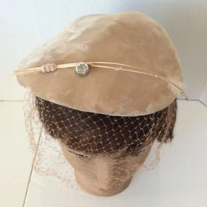 Vintage Damen Hut beige mit rosa innen Spitze Schleier Feder Schmuckstein - Bild 1 von 11