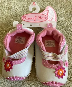 NUEVOS Rising Stars Niñas Blanco Rosa Flores Tacones de Entrenamiento Zapatos Talla 2 6-9 Meses - Imagen 1 de 9