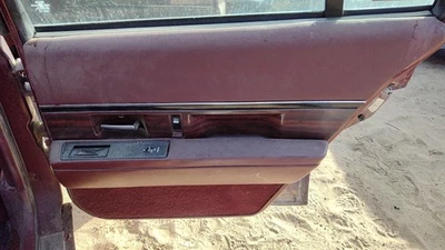Отделочная панель правой задней двери 1998 Buick Lesabre для пассажира с переключателями сзади красная - Изображение 1 из 4