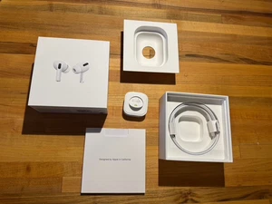 Apple AirPods Pro avec étui de chargement sans fil MagSafe - Blanc *VEUILLEZ LIRE* - Photo 1 sur 7