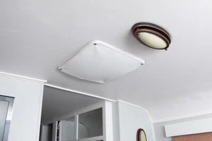 Nueva autocaravana blanca con cubierta de ventilación interior 14""X14"" con ventilación de techo clase B - Imagen 1 de 3