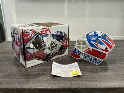 MASCARILLA DE PORTERO AUTOGRAFIADA MIKE RICHTER EA SPORTS ESCALA 2/3 1994 STANLEY CUP Foto 1 de 4