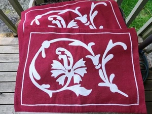Set of 2 Williams Sonoma Linen Cotton Red White Embroidered Placemats 14 x 20 - Picture 1 of 3