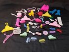 Lot vintage 80-90 années 50+ accessoires Barbie chaussures-pendentifs-miroirs-sacs-peignes-disques+