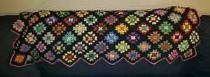 Vintage Oma bunt schwarz gehäkelt afghanischer Kreis quadratisch Roseanne wie abgebildet 65 x 45 - Bild 1 von 10
