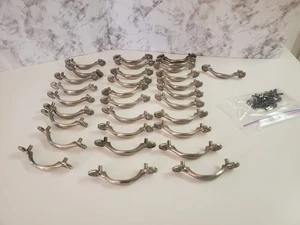 Antiguo Juego de 31 Tiradores de Cajón de Peltre 128mm o 5-1/16" Buena Calidad con Tornillos - Imagen 1 de 7