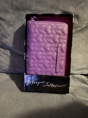 Betsey Johnson Púrpura Acolchado Corazón Amor Cartera Muñequera Cremallera Alrededor NUEVO Foto 1 de 4