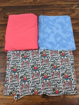 Tela gris Wonder Woman, rosa macizo, azul con hojas, 1 lb 14 oz Foto 1 de 4