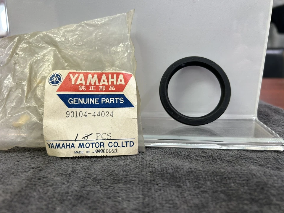 NUEVO NOS YAMAHA PIEZA DE FABRICANTE ORIGINAL #93104-44024-00 sello de aceite antipolvo 1968-1970 DT1 Foto 1 de 1