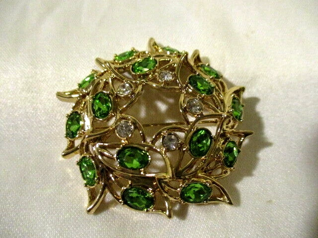 2019 Avon Iconic Collectible Wreath Pin Gold Tone Clear Green Rhinestone Brooch