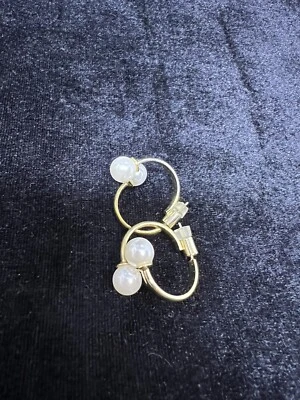 Pendientes bidireccionales de acero inoxidable chapado en oro de 18k con perla. Chapado en oro amarillo. Foto 1 de 4