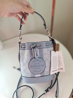 Bolso Cubo Coach Mini Dempsey Signature Jacquard con Rayas y Parche Azul Nuevo con Etiquetas Foto 1 de 4