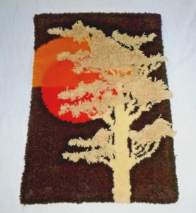 Alfombra Gancho Cierre MOD Mediados de Siglo De Colección Años 70 Colgante Pared Árbol Puesta de Sol 24x34" - Imagen 1 de 8