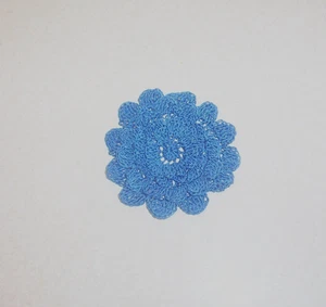 Delicado aplique de costura de flor de mamá azul royak de ganchillo de 4 capas mediano - Imagen 1 de 2