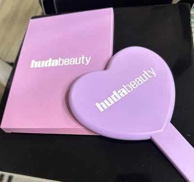 Espejo de mano Huda Beauty en forma de corazón en color lavanda con nuevo logotipo nuevo en caja Foto 1 de 3