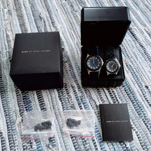Pareja de reloj de pulsera Marc by Marc Jacobs esfera negra tipo analógico correa negra y estuche - Imagen 1 de 3