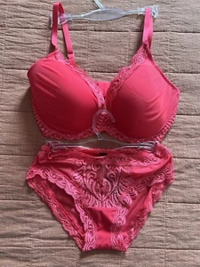 Natori Feathers Bra,  Size: 36dd and  Natori Feathers Hipster, Size: S - Picture 1 of 5