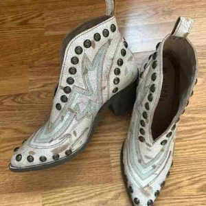 Circle G by Corral Studded Pointed Toe Cowboy Booties Womens White Casual size 7 - Picture 1 of 4