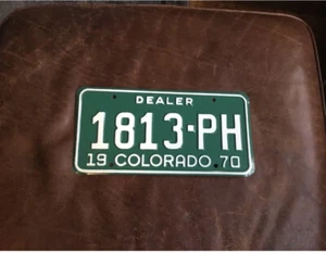 Placa de licencia de distribuidor Colorado 1970. Arapahoe Vintage COMO NUEVO 1813 PH - Imagen 1 de 5
