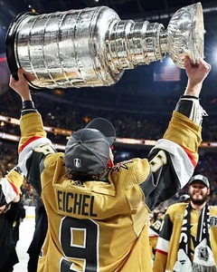 Foto de Jack Eichel Levantando la Copa Stanley Vegas Golden Knights 8x10 NHL - Imagen 1 de 1