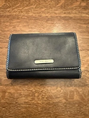 Cartera para mujer Nine West negra triple pliegue Foto 1 de 4