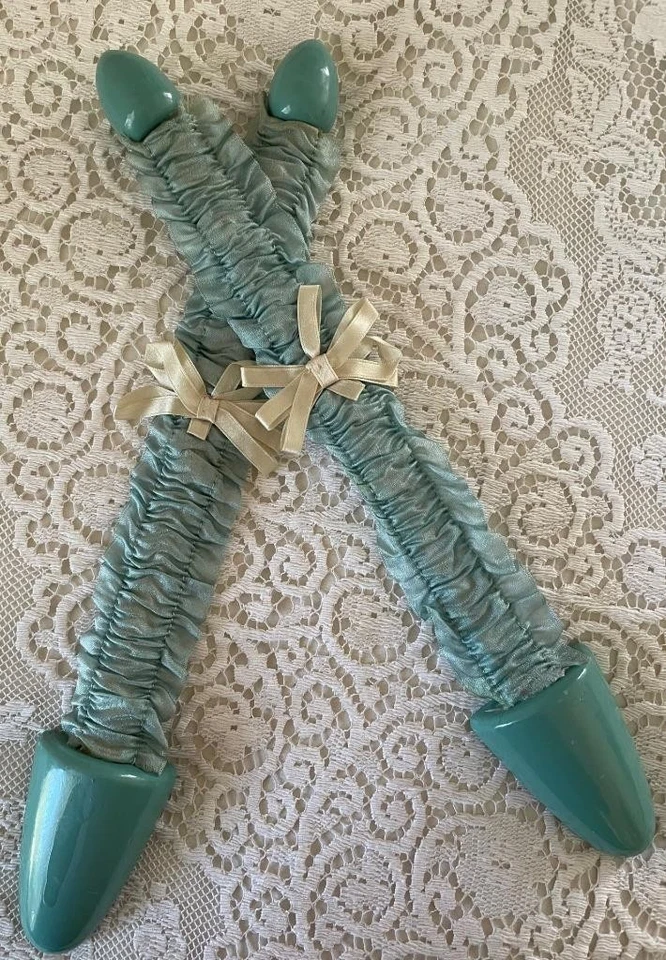 Soporte para árboles camilla de zapatos vintage de los años 20 ~ para mujer ~ seda azul + lazo de cinta ~ ver ~ ¡divertido! Foto 1 de 1