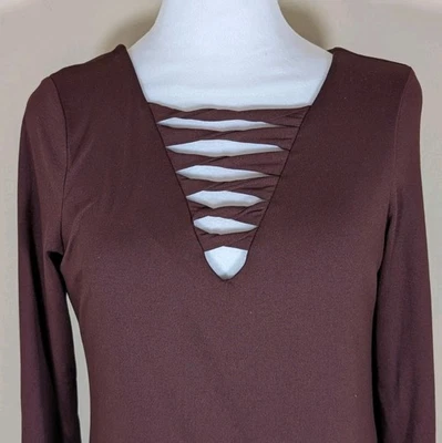 Top para mujer Red by BKE con tiras retorcidas doble cuello en V mediano chocolate Foto 1 de 4