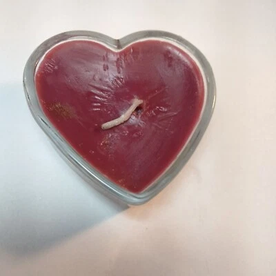 Candelabro de vidrio en forma de corazón con cera roja y mecha individual Foto 1 de 4
