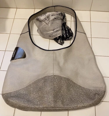 Bolso hobo de hombro holgado de cuero beige Halston Heritage Foto 1 de 4