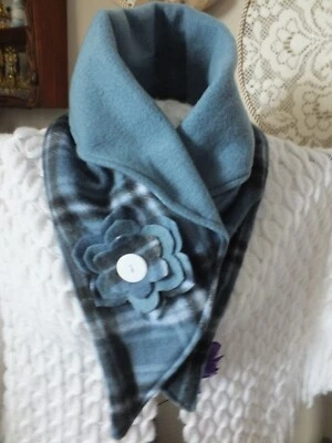Bufanda polar reciclada reutilizada hecha a mano flor gris-azul negro cierre a presión Foto 1 de 2
