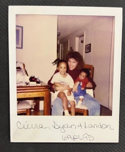 FOTO VINTAGE ENCONTRADA Polaroid sentado posando en una mesa para una instantánea - Imagen 1 de 3