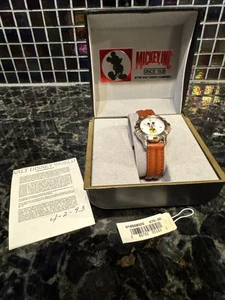 Disney seltene sitzende Mickey Mouse Uhr in orig. Box Vintage 1993 Neu aus altem Lagerbestand Mickey, Inc NEU - Bild 1 von 12