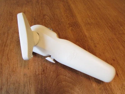 Pampered Chef 2759 Smooth Edge Manual Can Opener White - Image 1 of 4